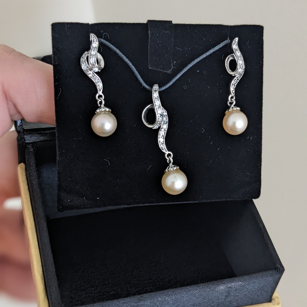 New, unworn Maui Divers pearl sterling silver jewellery set